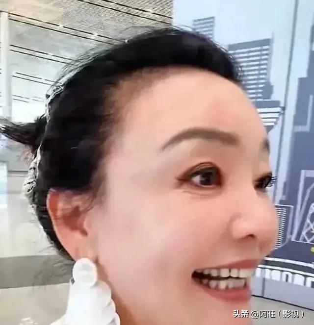 兰姐抱着小汪宝整整三小时舍不得松手的画面流出后，很多网友直言兰姐太过偏心，满心满