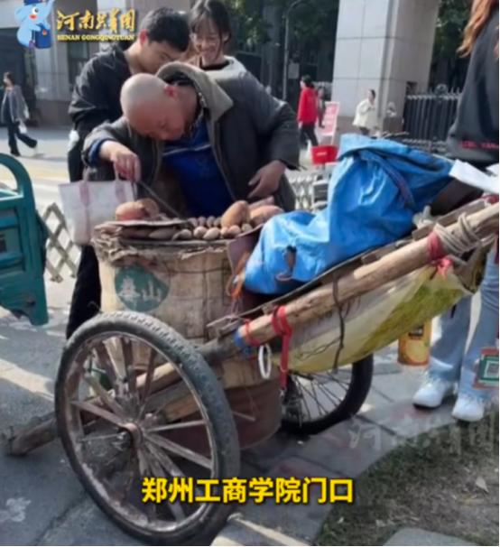 看哭了！儿子是智 障，妻子也走了，大爷带着儿子卖烤红薯艰难维生！一大学生得知后想