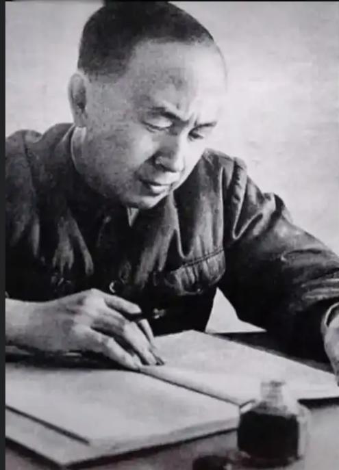 "飘忽导弹"和"随缘弹道"谁更强？网友一句大实话笑翻全场！🚀🤪
最近导弹技术