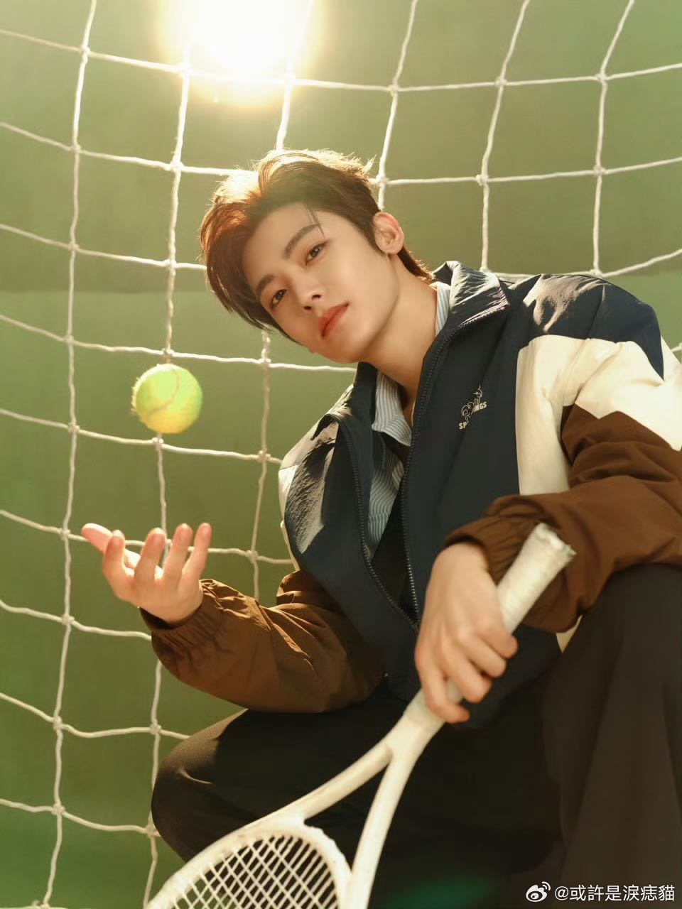 侯明昊巡演官宣节奏 侯明昊巡演官宣啦，首站南京！看着他在舞台上闪闪发光的样子，真