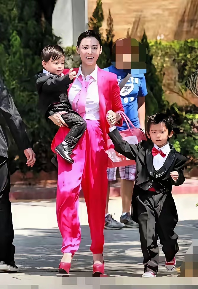 张柏芝的儿子是来报恩的，谢霆锋的儿子谢振轩，考试了剑桥物理系 ​​​