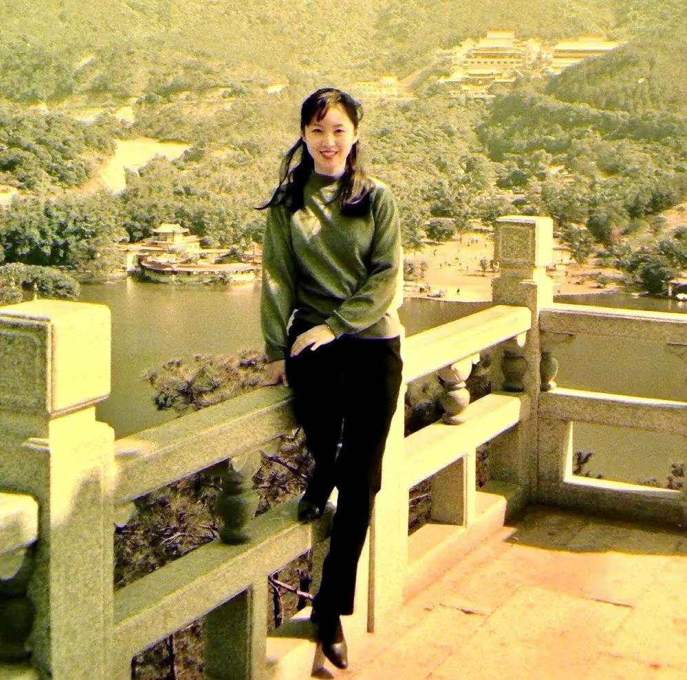 上世纪90年代，深圳仙湖植物园，一位打工的妹子，趁着休息来此一游。

镜头中的她