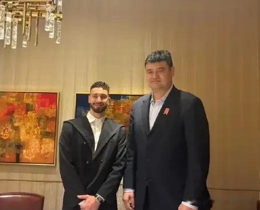 申京大赞火箭名宿姚明，听一听申京这小伙子如何夸赞前辈姚明的？

首先，他大赞姚明