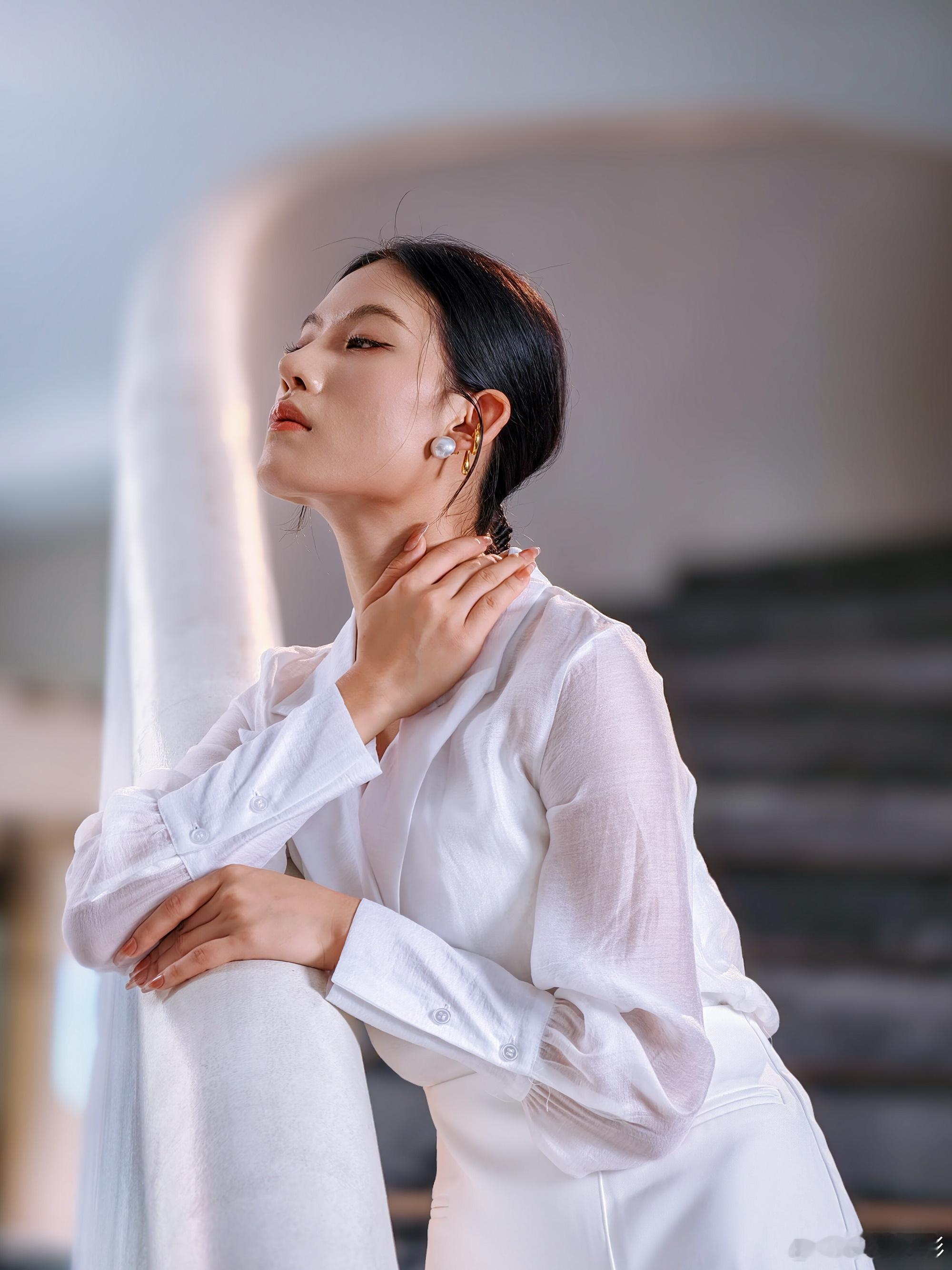 白墙与柔光是天然的底色，冷感是我今天的人设。模特：禾末手机摄影宝藏摄影博主推荐计