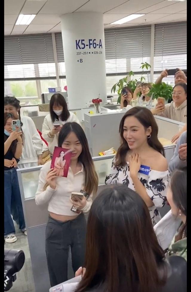 43岁的李施嬅，离巢后事业更上一层楼，尤其是打入了内地市场，演出舞台剧《向延安》
