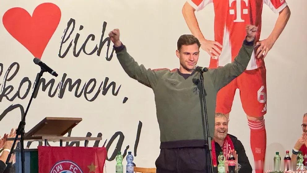 基米希在和球迷交流的时候介绍自己的家庭生活，每天早上大家六点半起床，自己赶紧送最