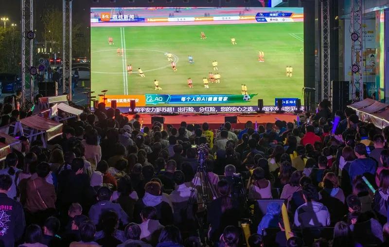 夺首届苏超冠军 11月1日晚在南京奥体中心，首届“苏超”决赛太刺激啦！南通队和泰