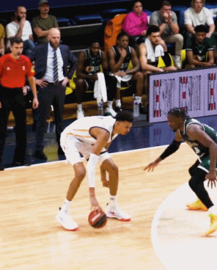 文班亚马。
什么是一个人撑起一个球队的防守体系？
什么叫做一夫当关，万夫莫开？