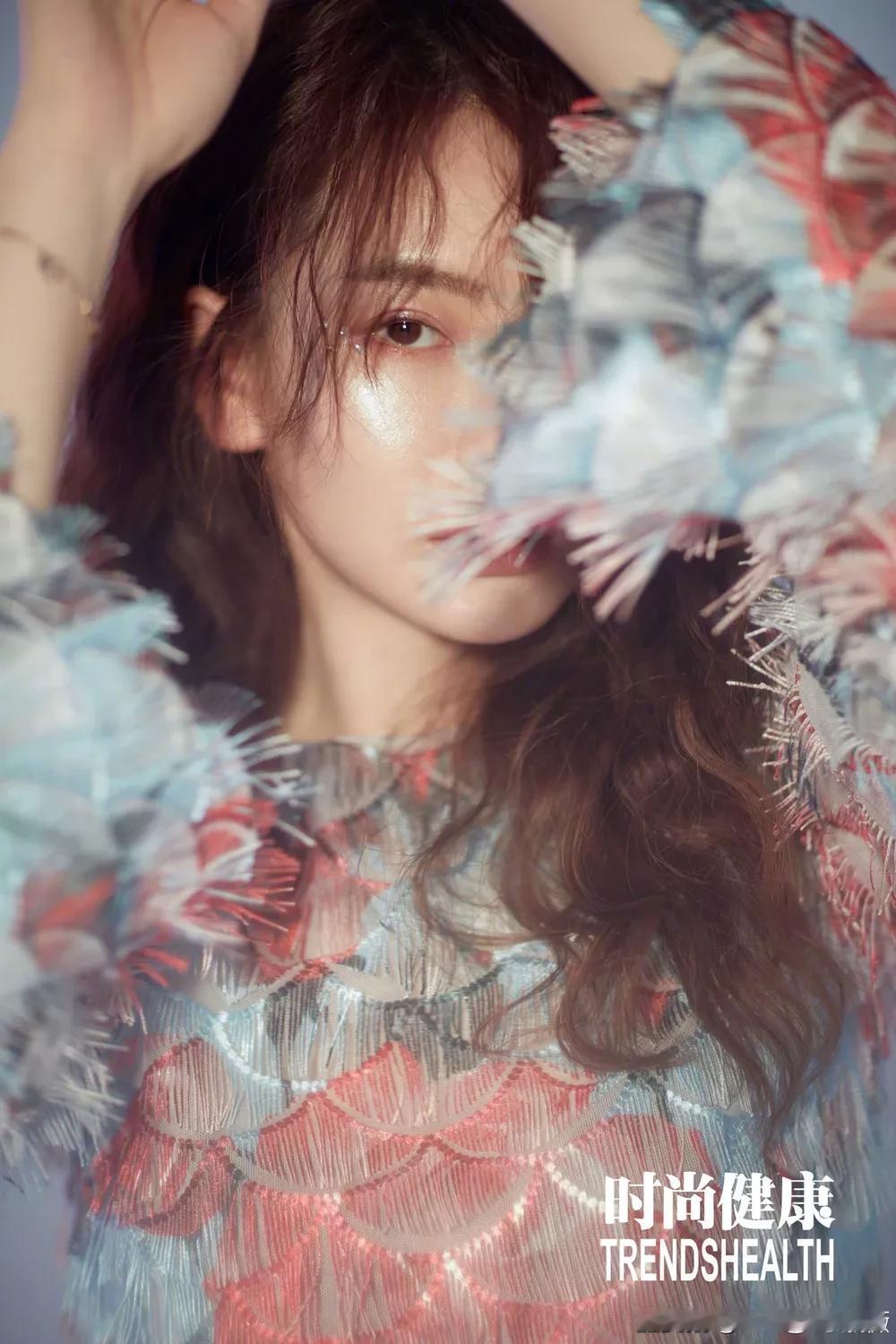@戚薇 人鱼妆[灵光一闪]激吻唇+贝壳高光+海藻头=人鱼妆了解一下～出自@时尚健