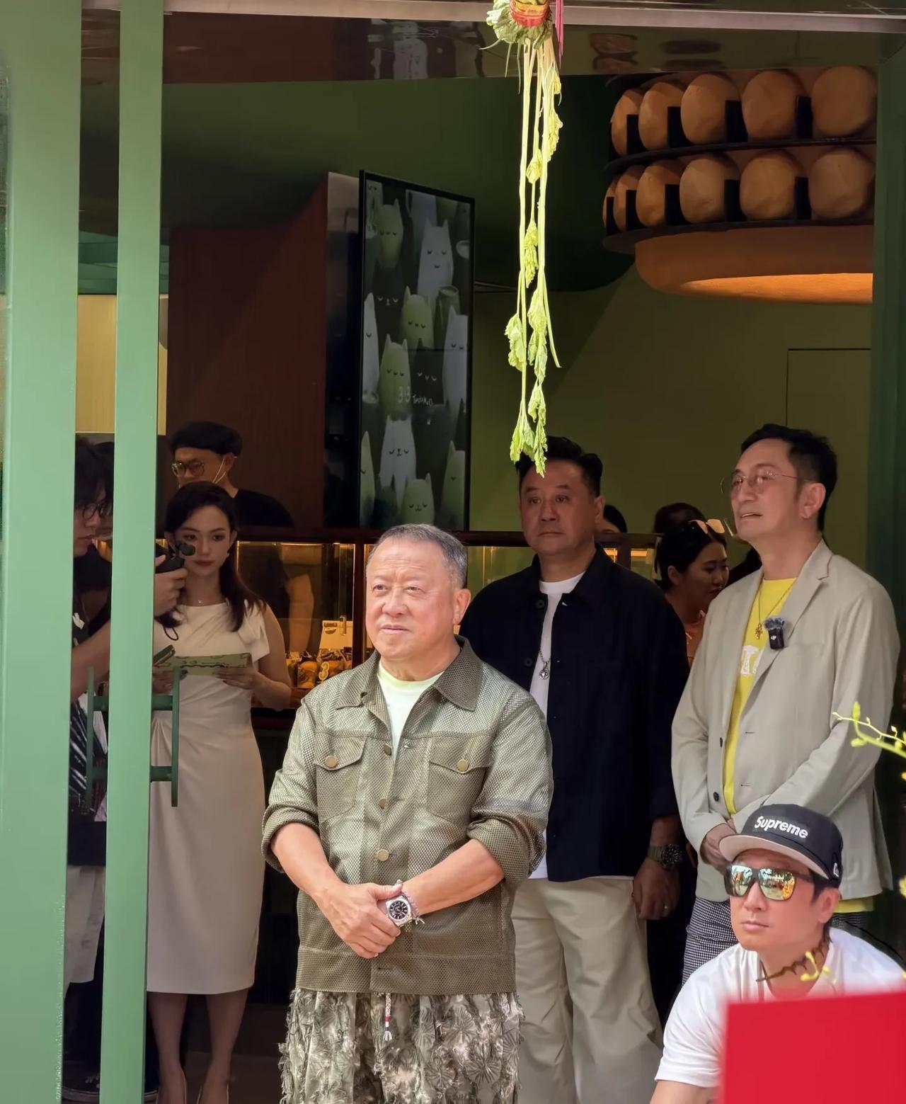 曾志伟广东佛山一家新店开业，
亲自去开张剪彩，
还请了传统舞狮，
非常热闹！
曾