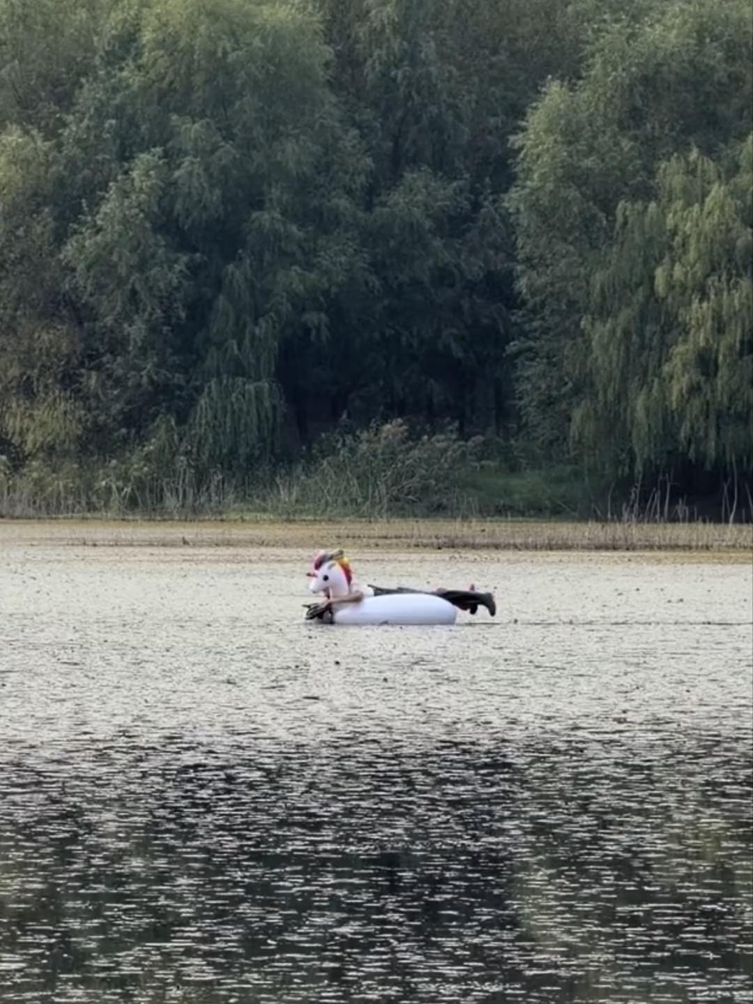 钓鱼圈真是卧虎藏龙呀，路亚界更是人才辈出，这位大佬趴在彩虹小马泳圈上就潇洒的出征