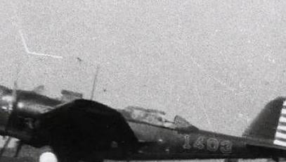 抗战时期，中国飞行员奉命轰炸在湘北的日军，谁知他竟驾驶轰炸机，将炮火对准了自己的