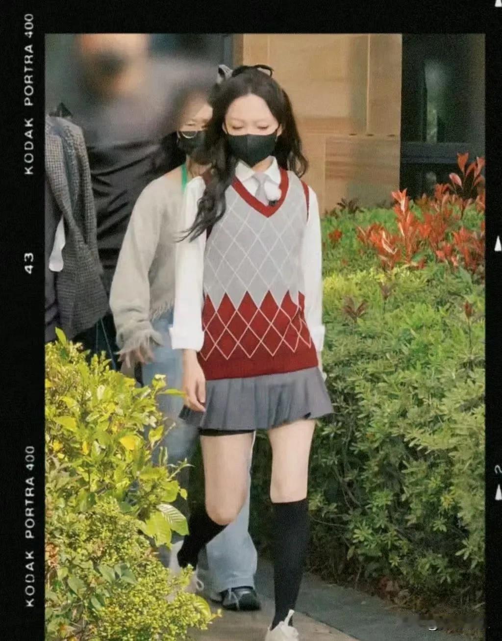 张韶涵奔跑吧重现公主小妹张韶涵再现皇甫珊
今日张韶涵 一身校园风造型现身《奔跑吧