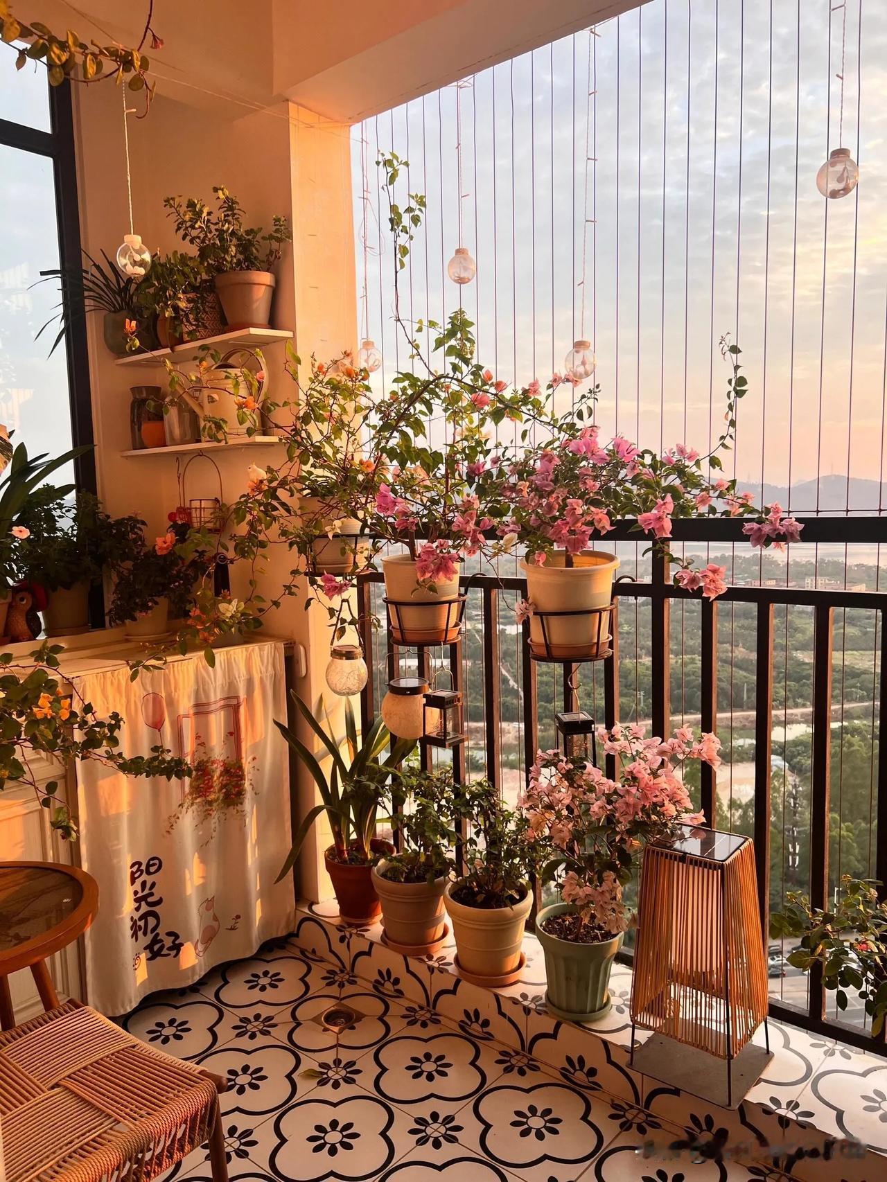 在喧嚣都市中，阳台诗意盎然。阳光洒落，花草们舒展身姿，绿萝垂挂如绿瀑，多肉圆润似