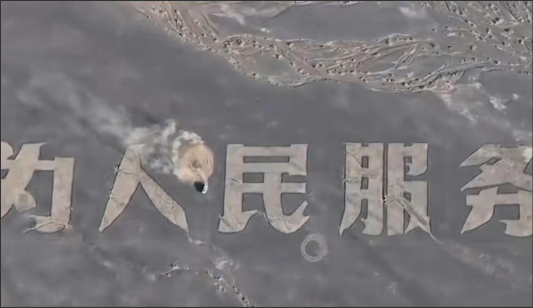 新疆哈密戈壁滩上，那组被人故意漂移破坏的的标语，其实是大有来头！
 
要知道，这