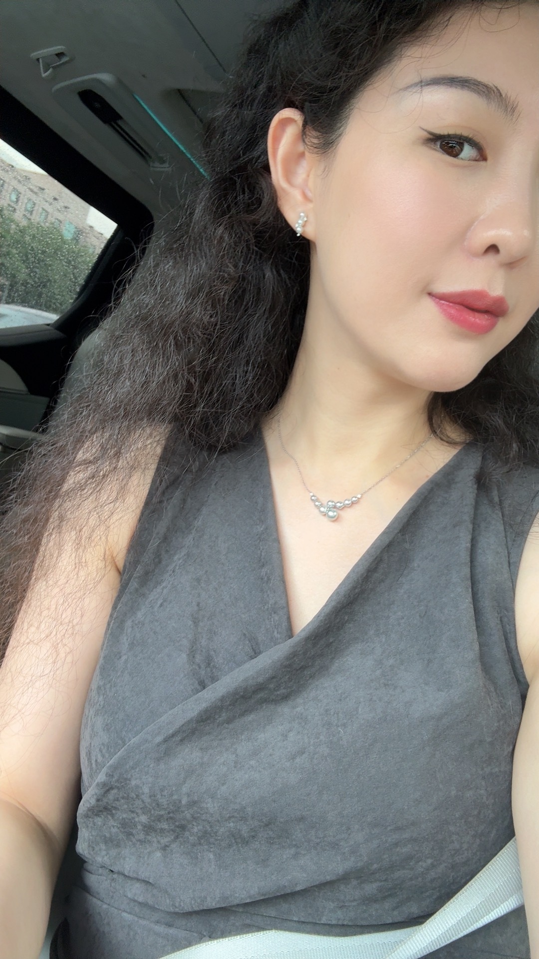 出发去中宝协开会，正式场合，带“冷月”非常合适了，早上在配珠子，最近努力买到的珠