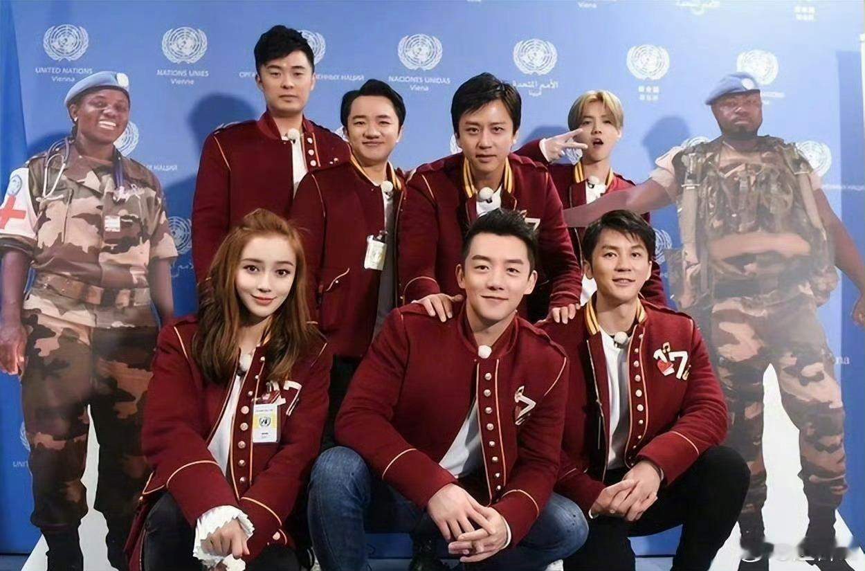 初代跑男重聚给郑恺庆生初代应该有王宝强啊，那时候不是喊 宝宝 嘛 