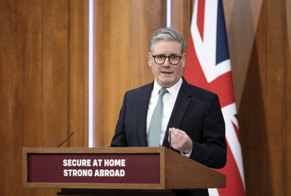 英国历史学者西蒙·詹金斯近日撰文指出，英国应正视自身影响力，重新审视对华政策。他