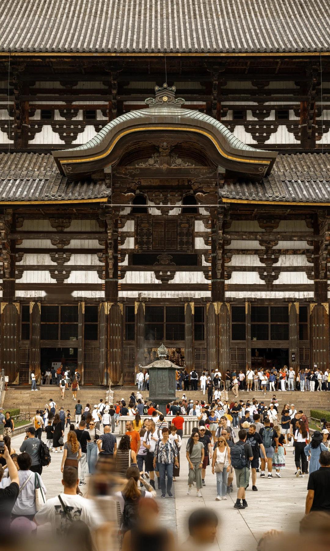 终于站在东大寺大佛殿下，若草山上远远望去时，它不过是片古朴轮廓。跟着奈良的小鹿穿