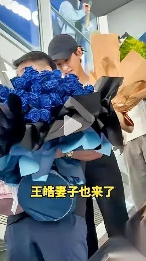 国乒全队回京啦！

接机阵容太有料

你绝对想不到阵仗比以往大多少？

真不是我