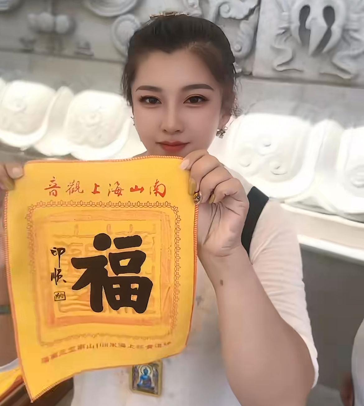 魏羽馨妈妈与丁微娜妈妈现身南海为逝去的女儿祈福，三步一跪态度虔诚。
时隔三年，仍