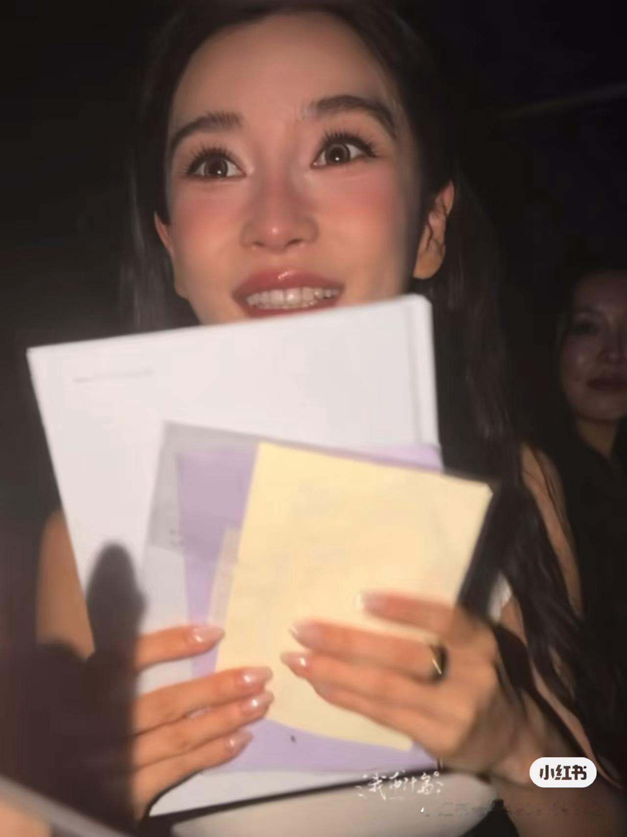 微博夏日颜究所真真确确感受到anglebaby的美好 就这样仰着头接住了来自四面