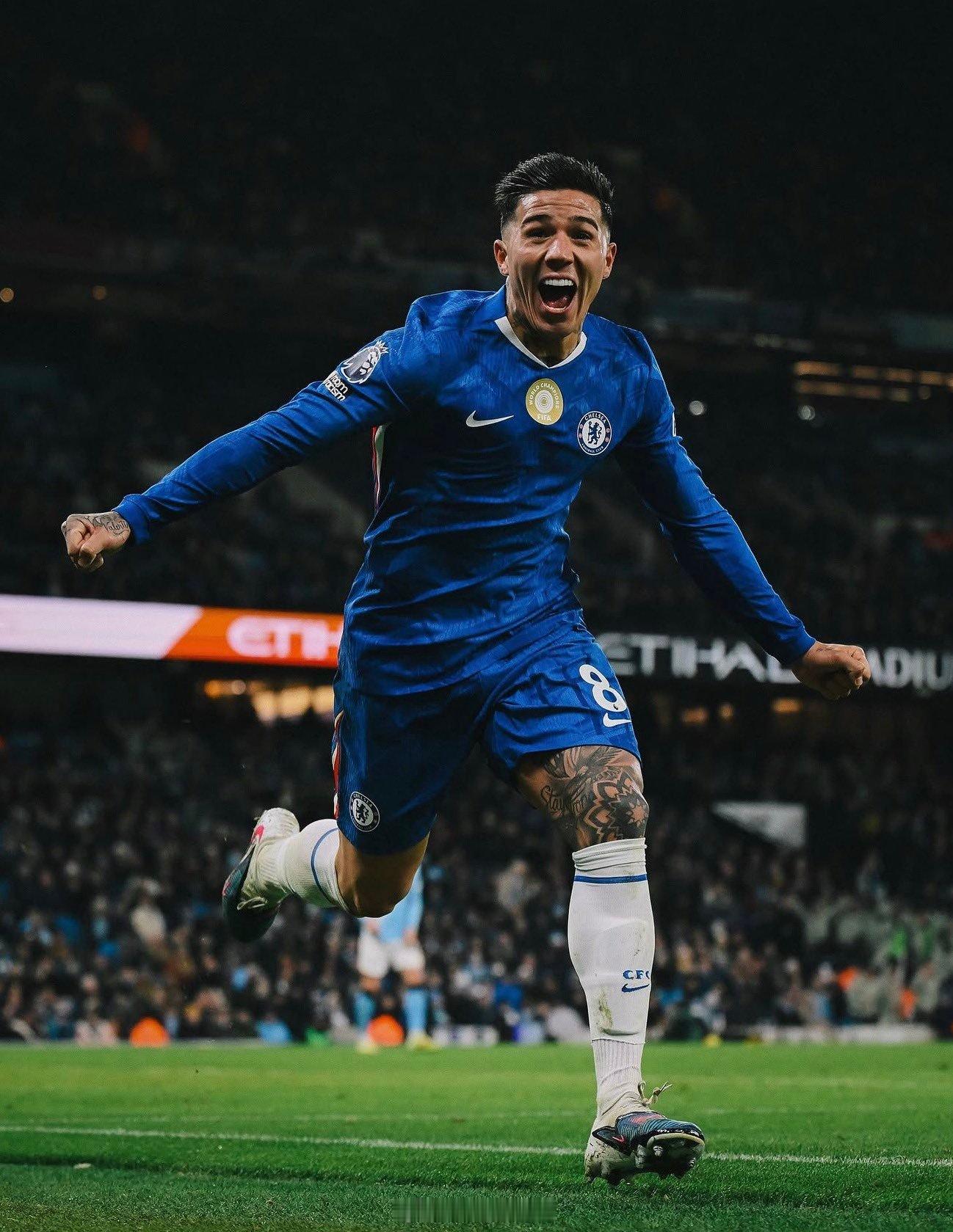 阿根廷球迷俱乐部 自2023年1月加盟切尔西以来，恩佐·费尔南德斯已经经历了8位