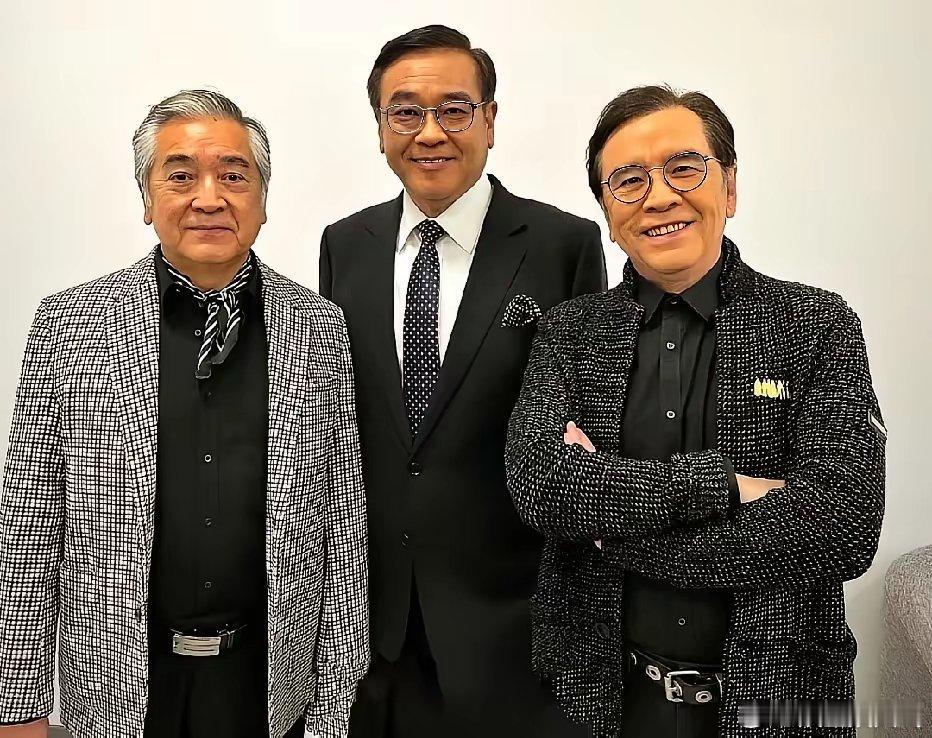 秦沛、姜大卫、尔冬升三兄弟的一张留影，三人是同母异父的亲兄弟。 