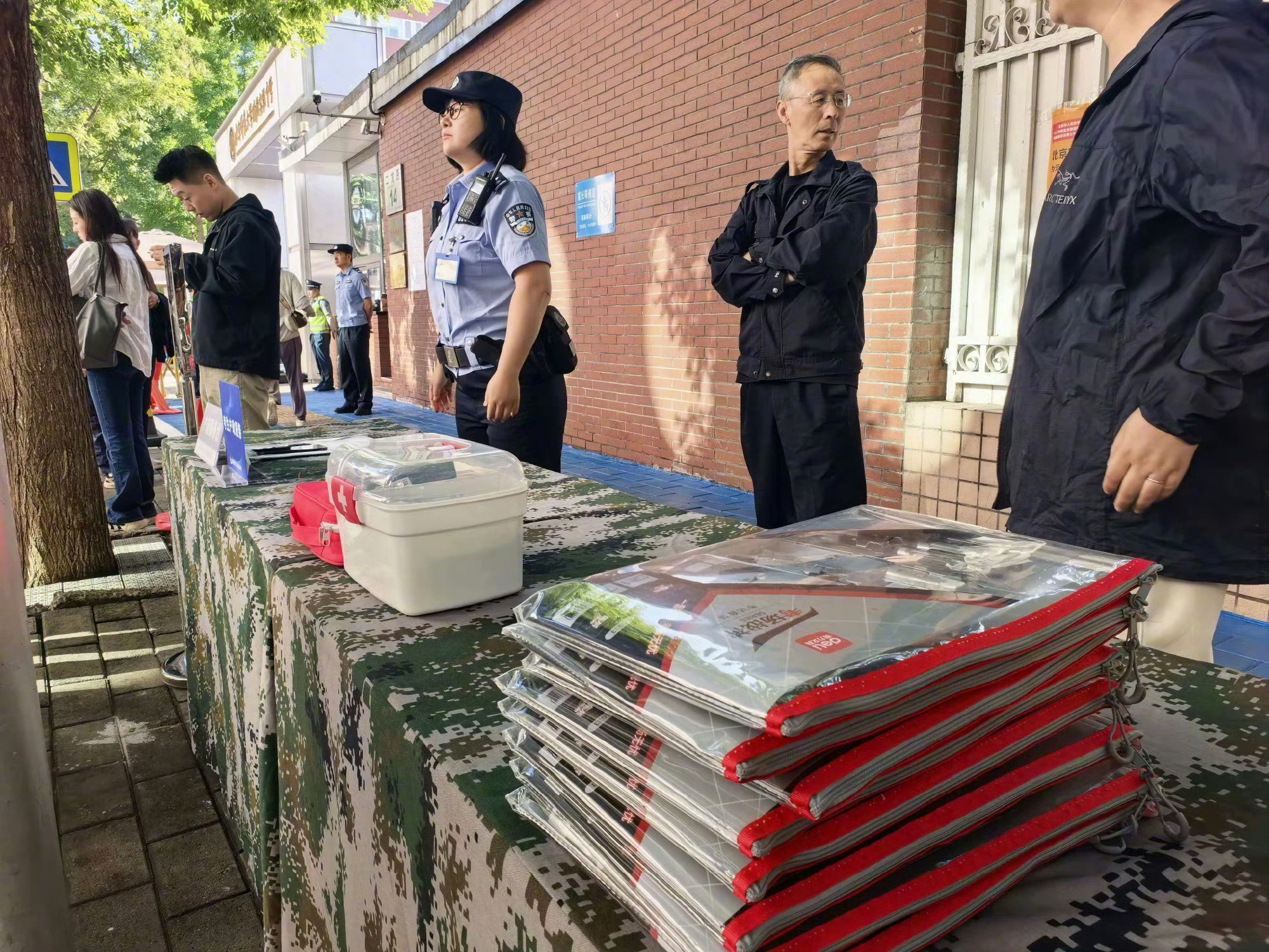 开考前1小时考生身份证丢了万幸遇到现场民警快速办理证明，不然这突发状况真能影响考