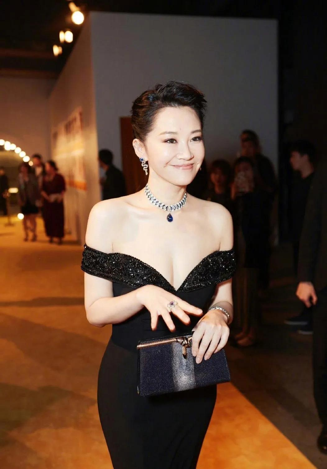 许晴的黑色礼服造型，美到让人移不开眼！
 
一袭黑色深V露肩长裙，勾勒出她完美的