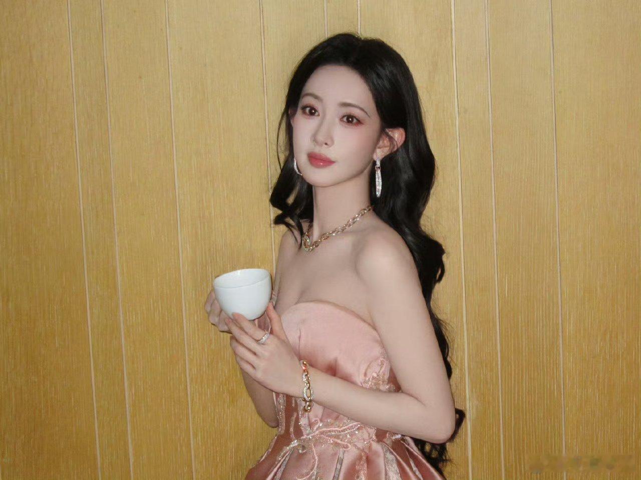 孟子义微博之夜带走了四盒饼干别的女明星带走了曝光和话题，我们孟姐实打实地带走了四