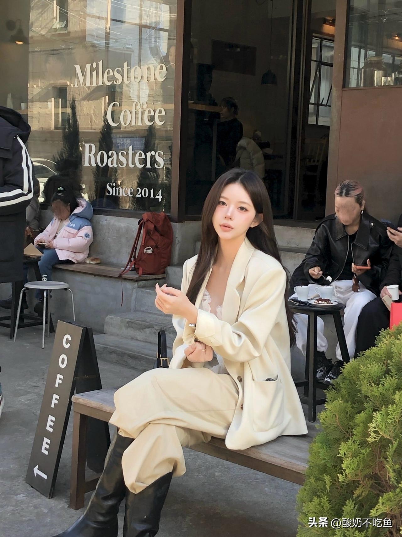 午后的阳光总带着温柔的暖意，穿过窗纱筛下细碎的光斑，落在铺着格纹餐布的小桌上，我