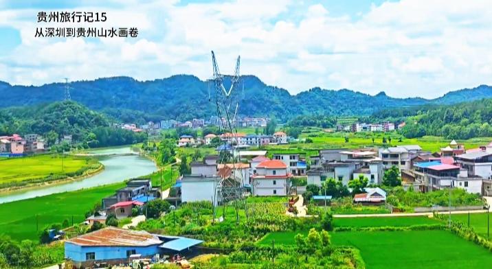 中国的乡村田园风光真的是越来越漂亮了，尤其是新农村色彩斑斓的民居，和青山绿水蓝天