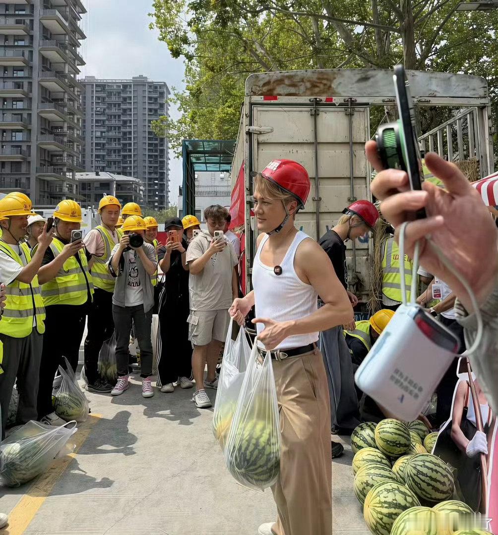 滞销西瓜被网红压价到一毛多一斤西瓜滞销，价格可能要比往常低。但网红把西瓜价格压到