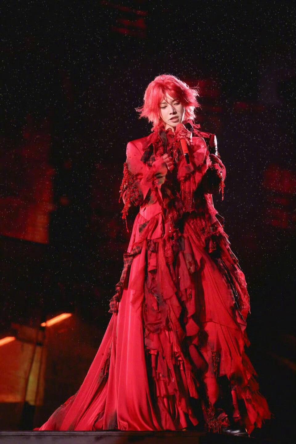 华晨宇穿搭有古早QQ秀那味了 华晨宇近期造型像从千禧年QQ秀走出，细节精准复刻当