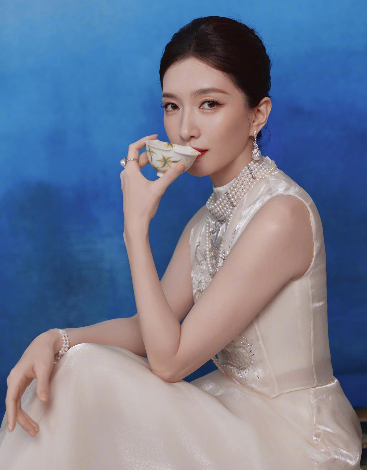 半盏清茶，自在随心……
这江疏影，这画面，这穿搭
真的是太美了
温婉有气质不失性