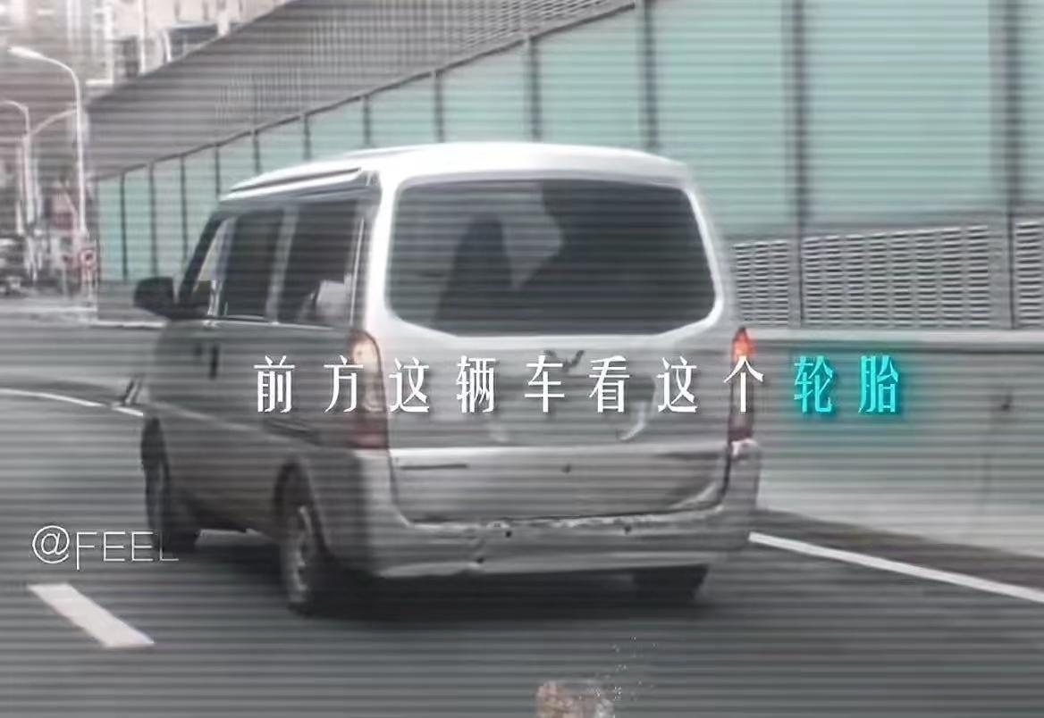 “罚单变警告！”近日，交警查获一辆满载瓷砖的超载面包车，司机哽咽自述胃癌晚期，只