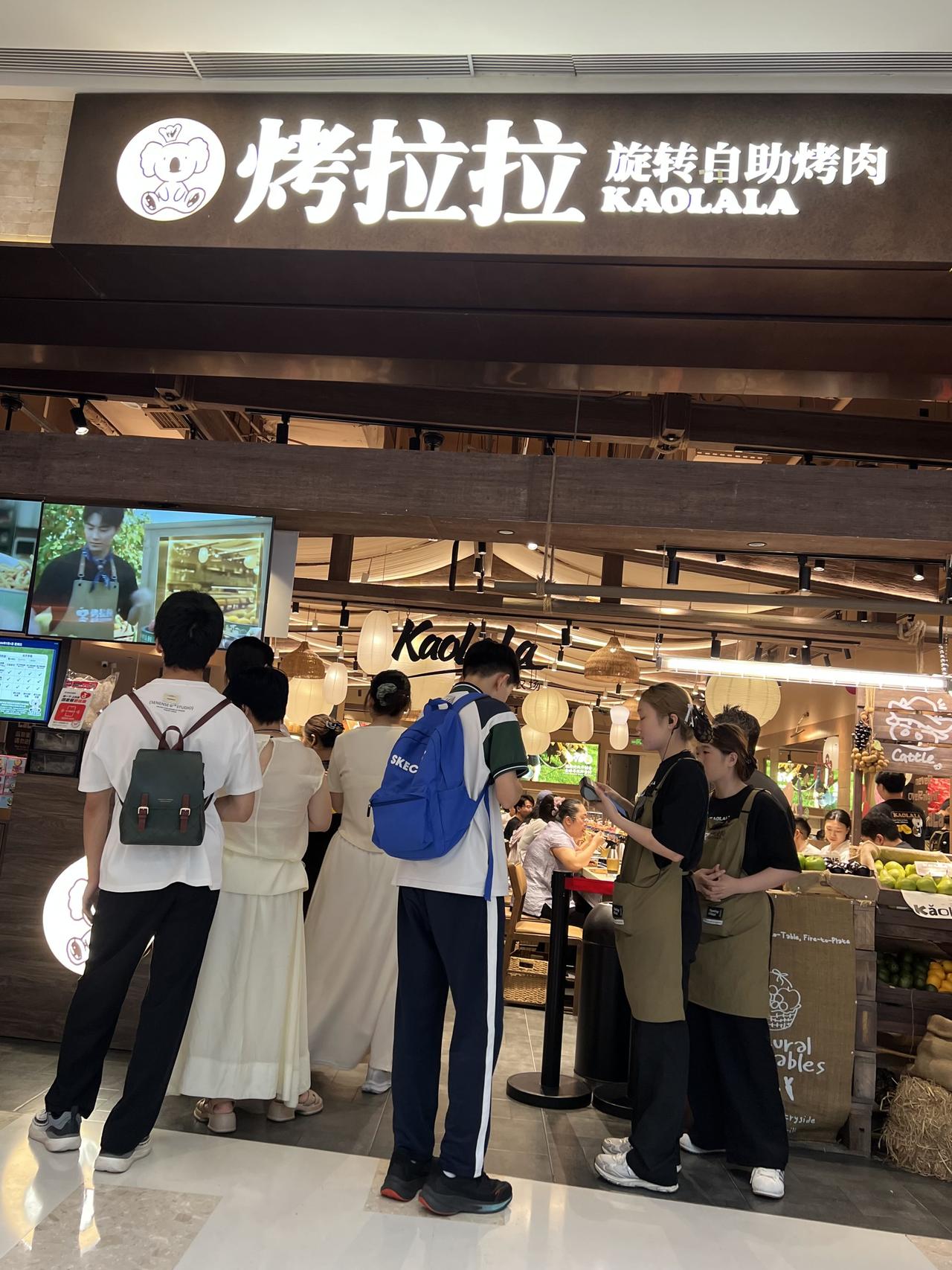 再次被山东人的身高震撼，中间这个“小孩哥”顶多读初中，我青岛朋友说甚至有可能还在