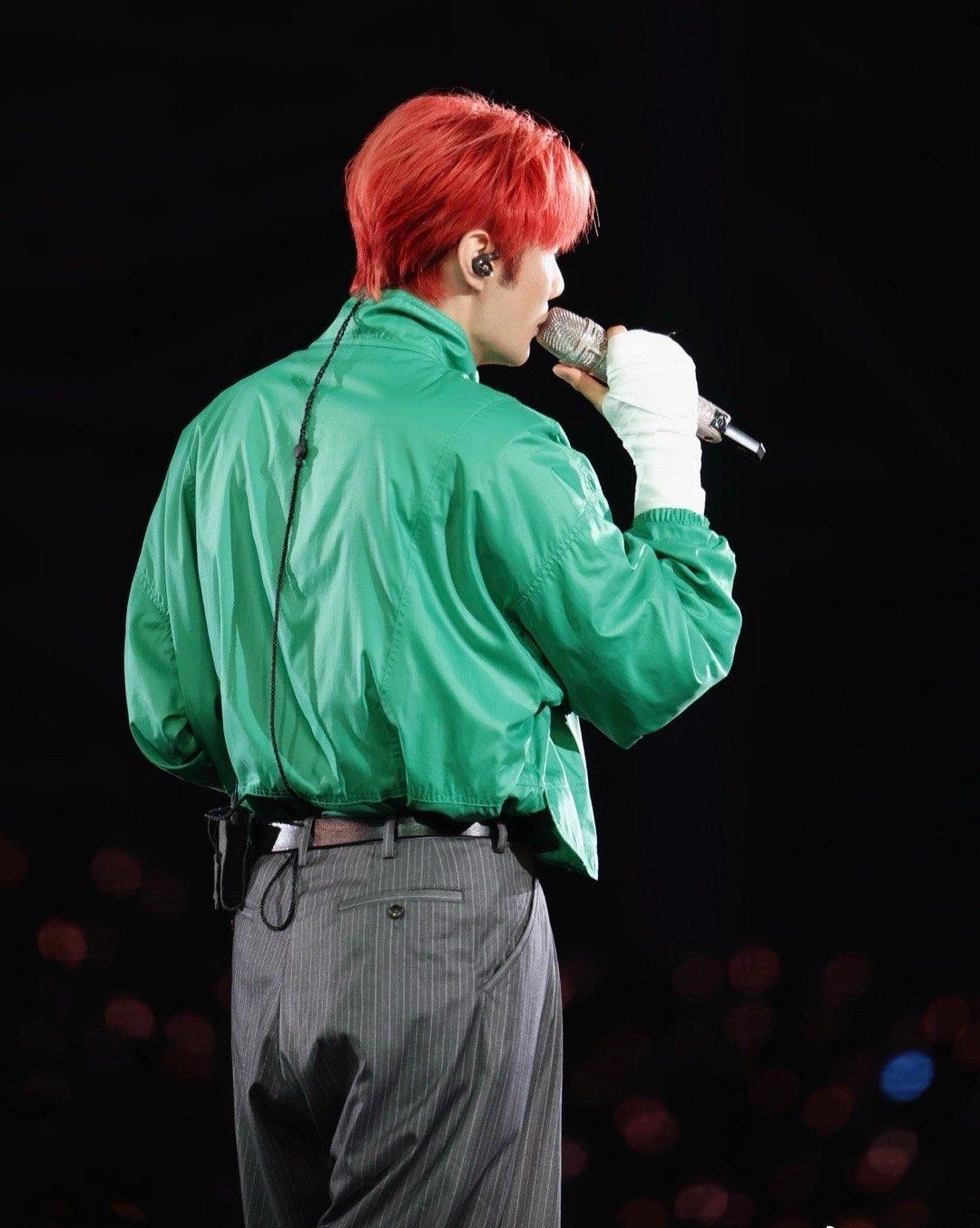 李荣浩真是穿搭鬼才！红绿搭配在他身上一点都不违和，反而有种随性的潮范儿，这审美挑