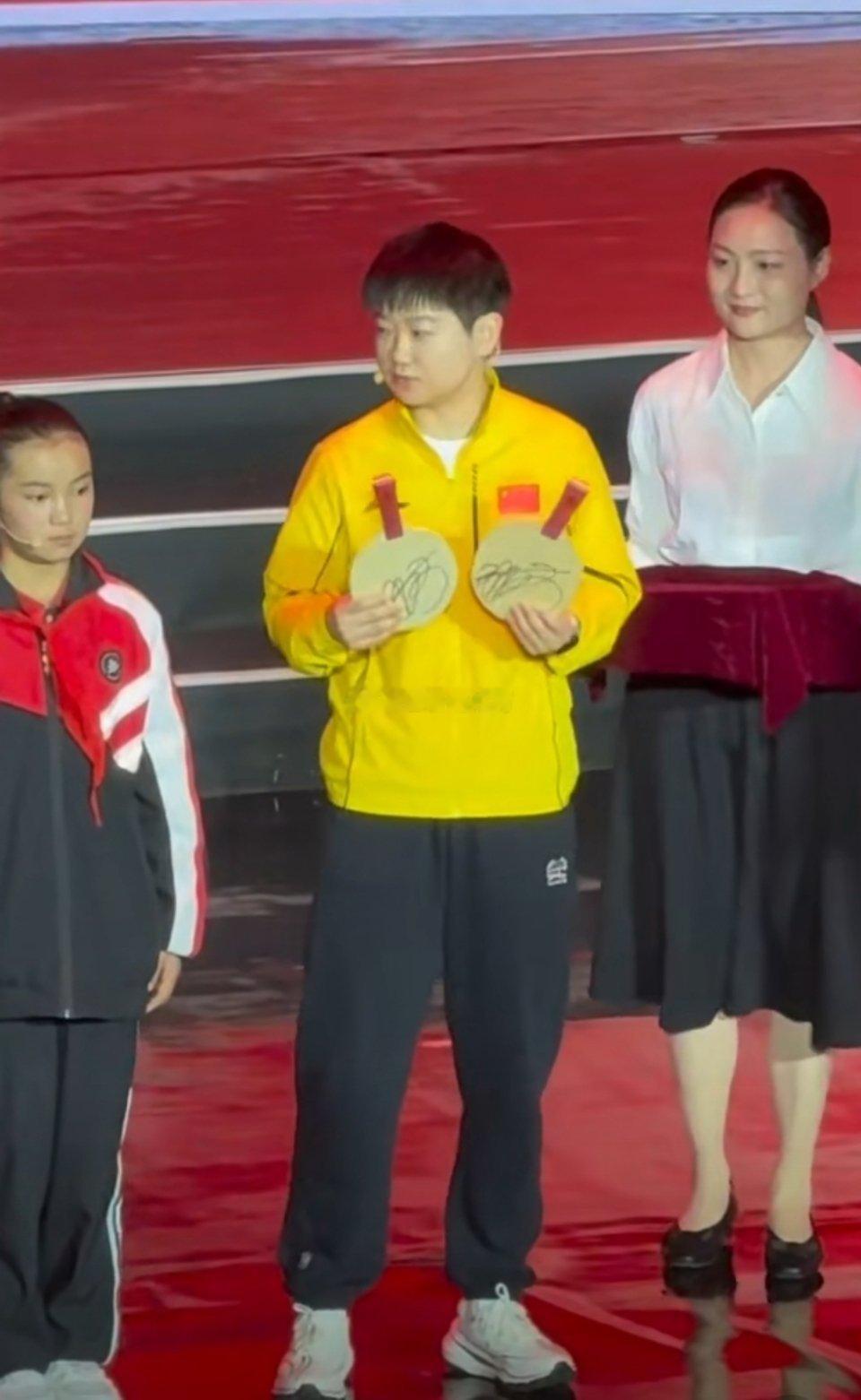 孙颖莎送球拍桂海潮赠星空孙颖莎：“希望小朋友们在运动中享受快乐，也能去追逐你们所
