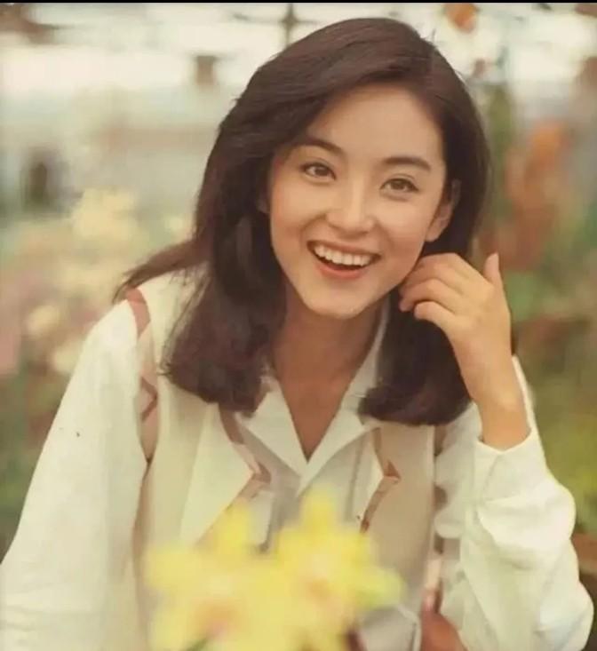 1973年，26岁已婚的秦汉爱上了17岁的林青霞，怀孕8个月的妻子邵乔茵心痛不已