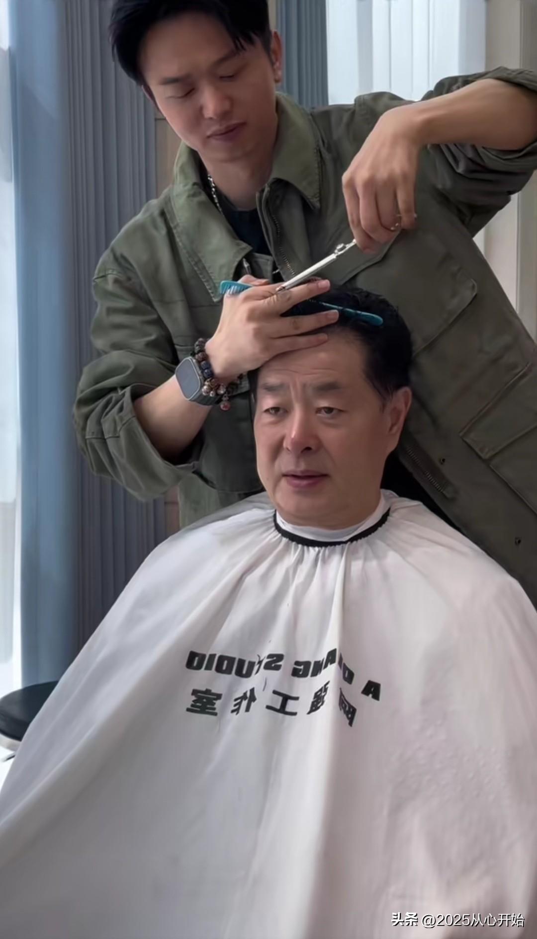 北京人艺前院长濮存昕低调现身理发店，只花了两百多元理发，不过73岁的他理发后看起