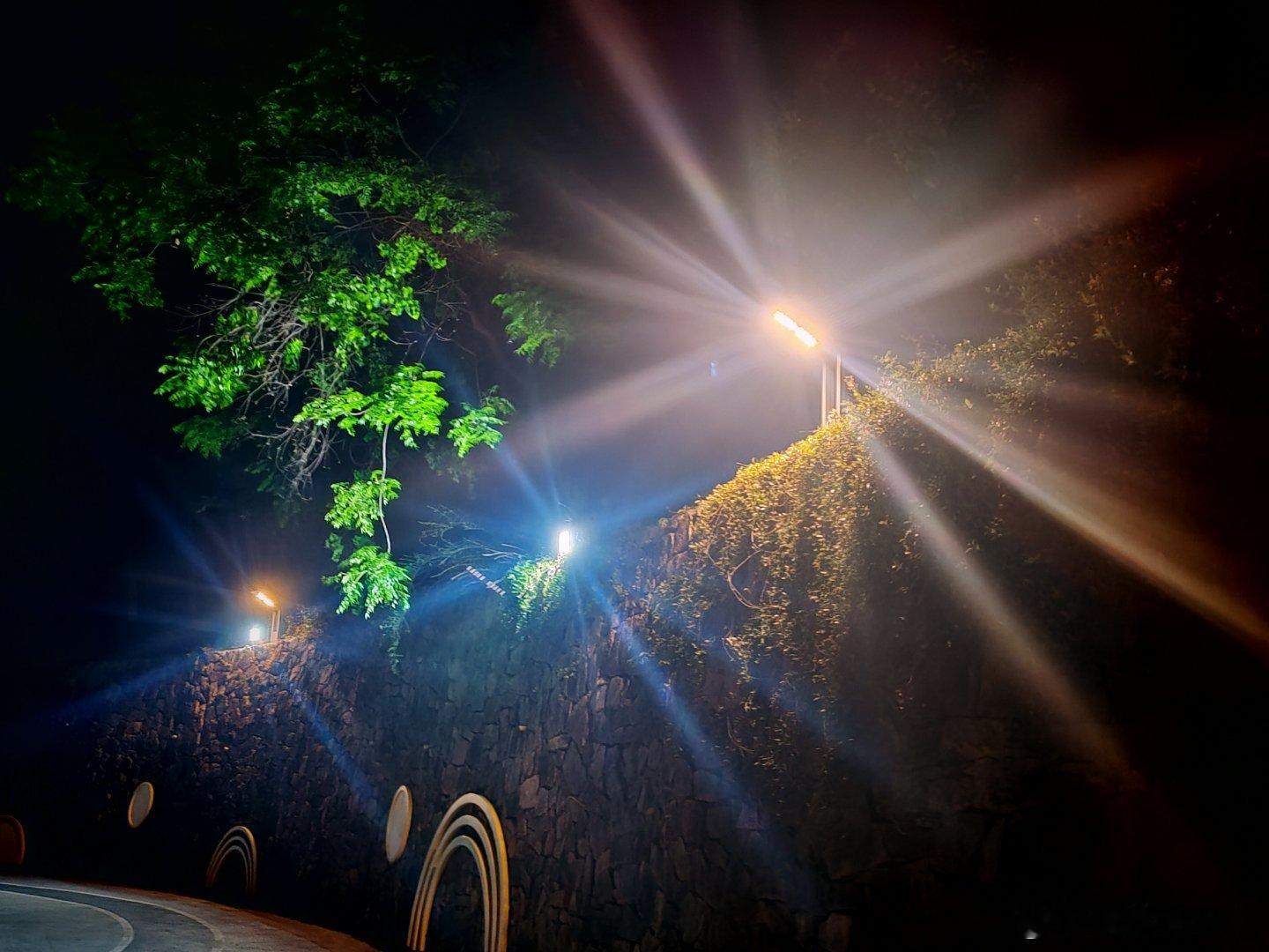 哲思呓语 ：轰轰烈烈终会落幕，平平淡淡才是归途。不追逐浮华，不强求盛大，简单度日
