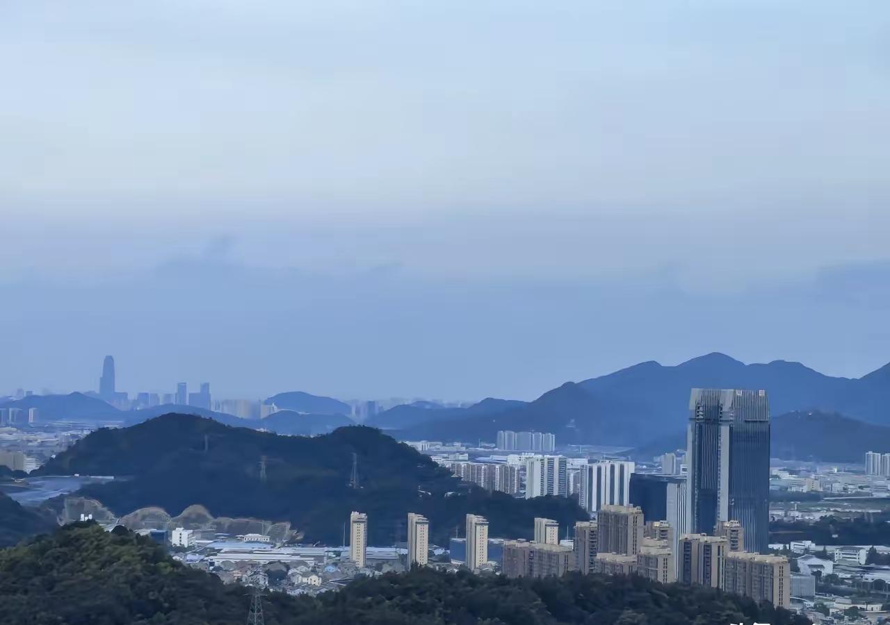 从黄岩的地标建筑——最高的模塑大厦眺望台州之巅椒江的天盛大厦，没想到二者距离竟如