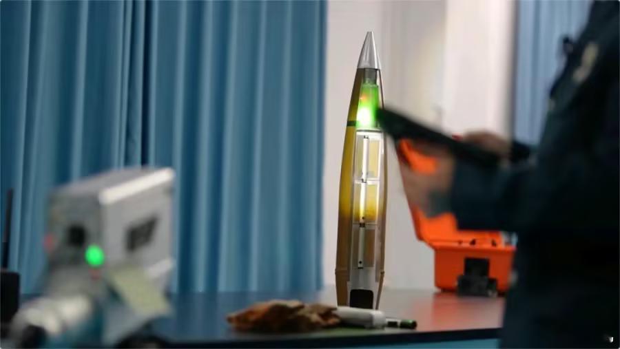 我军实现3公里外激光远程排弹厉害据报道，空军某部文职工程师任利兵，率队历时6年攻