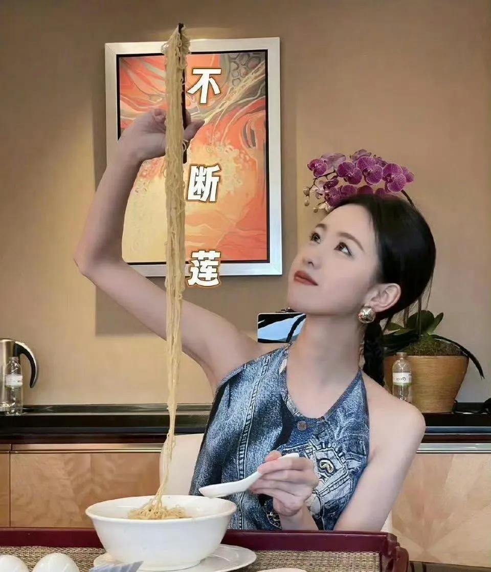 陈都灵的这碗面估计她得站起来吃才不会断，你们别说，嘟嘟吃面的样子好搞笑哦，挺像孙