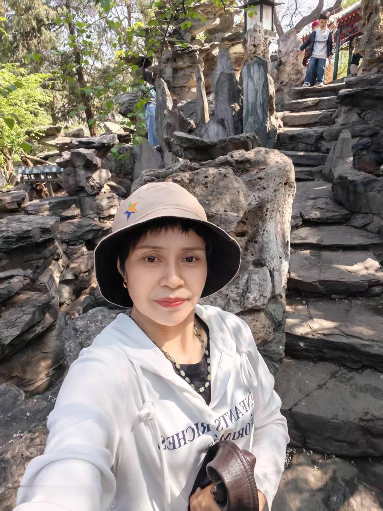 79年的羊，今年四十七了。

站在中年的门槛上回望，半生已过。年轻时总在为别人活