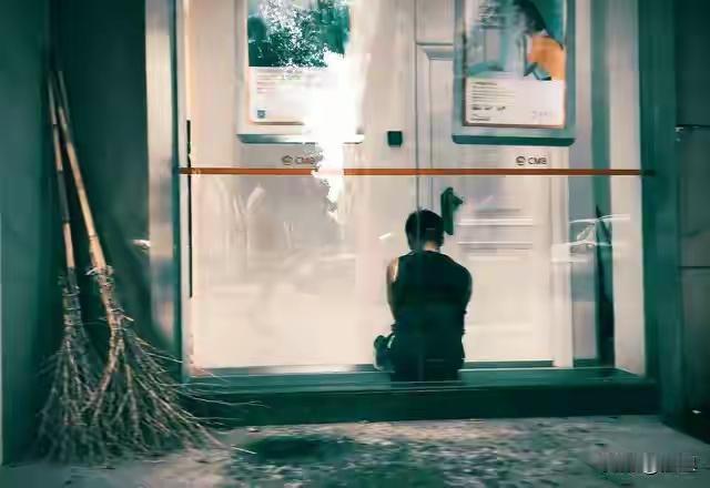 《别陷在“受害者”泥沼，做自强的弄潮儿》

人生如逆水行舟，不进则退。我们常常被