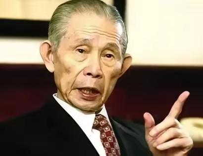 台湾首富王永庆年轻时靠卖米起家，他隔壁的茶叶店生意冷清，王永庆就给老板支了一招：