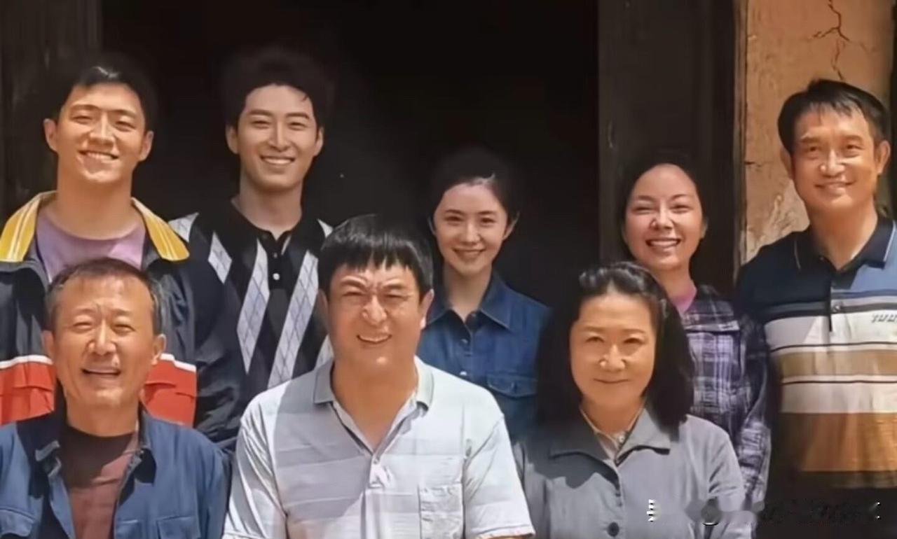这张演员们的集体合影里，能认出4位的绝对是老影迷了。大多数人能认出憨厚老实，长相